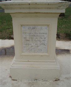 The Coronation Lamp Memorial - Accommodation NT 1