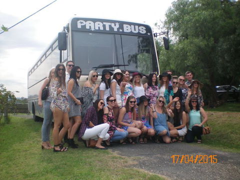 R & R Bus And Leisure Hire - Accommodation NT 0