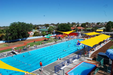 Holland Park Pool - Accommodation NT 1