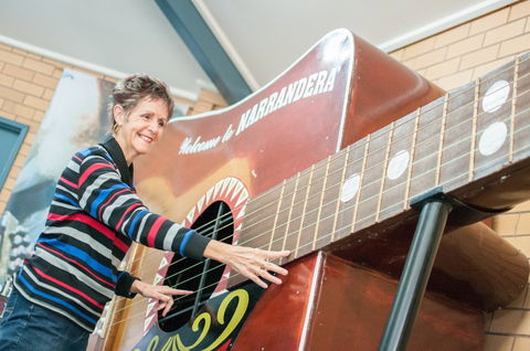Narrandera's Big Guitar - Accommodation NT 1