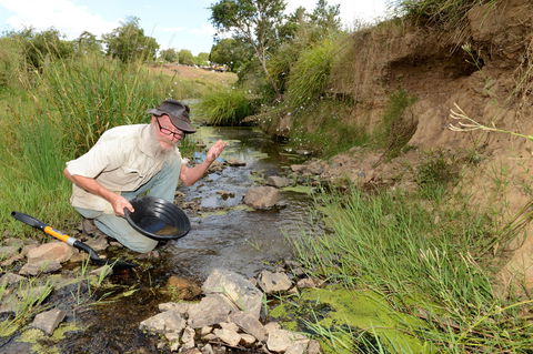 Gold Panning, Deep Creek - Accommodation NT 0