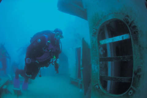 Ex HMAS Hobart Dive Site - Accommodation NT 2