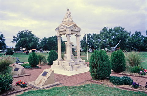 Weeping Mother Memorial - Accommodation NT 0