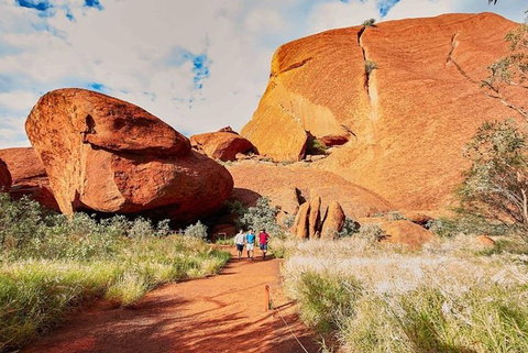 Explore Uluru: 7 Hours Guide Tour At Sunrise With Light Breakfast - Accommodation NT 2