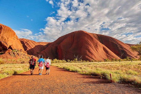 Explore Uluru: 7 Hours Guide Tour At Sunrise With Light Breakfast - Accommodation NT 3