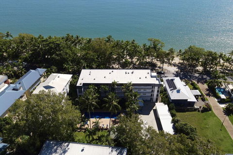 Agincourt Beachfront Apartments - Accommodation NT 3