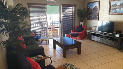 A City Retreat 2BR Apartment Reid Park Townsville - NT Tourism 5