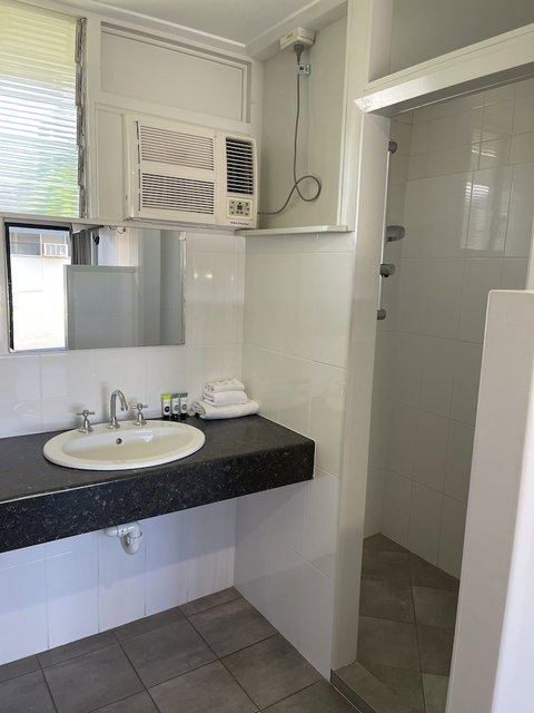 Queens Beach Motor Hotel - Accommodation NT 6