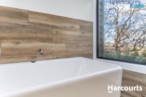 The WeareHouse In Deloraine - Accommodation NT 6
