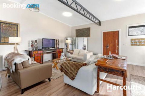 The WeareHouse In Deloraine - Accommodation NT 3