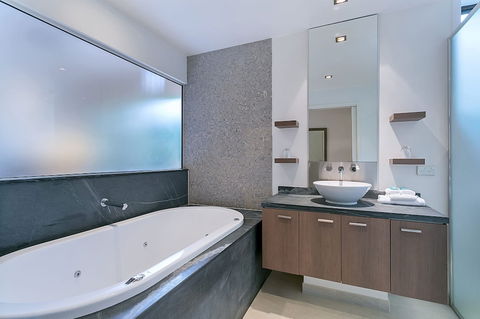 Private Sea Temple King Studio 423 - Accommodation NT 5
