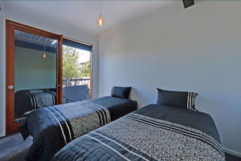 Amazing Unique Five-Star Waterfront Retreat - Accommodation NT 4