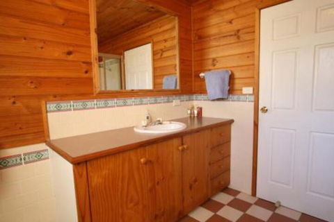 South Sussexs Blue Cottage - NT Tourism 2