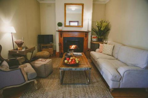 Apple Cottage Orange NSW - NT Tourism 0