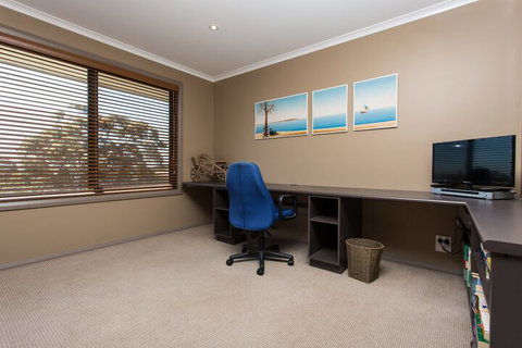 Tura Beachhouse In Dolphin Cove - Accommodation NT 2
