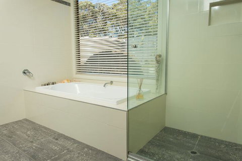Tura Beachhouse In Dolphin Cove - Accommodation NT 4
