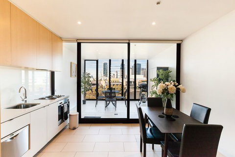 MILES, 1BDR Melbourne Apartment - Accommodation NT 2