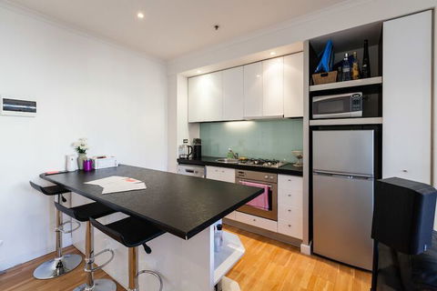 CLAUDE, 2BDR Melbourne Apartment - Accommodation NT 3