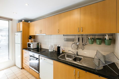 NAOMI, 2BDR South Melbourne Apartment - Accommodation NT 3