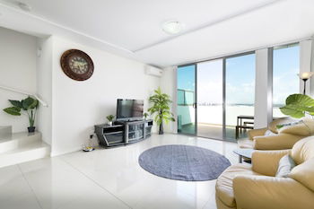 Penthouse Near Airport & CBD - NT Tourism 1