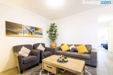 Deluxe Stays McMillan Holiday Apartments With Complimentary Parking & Netflix - Accommodation NT 4
