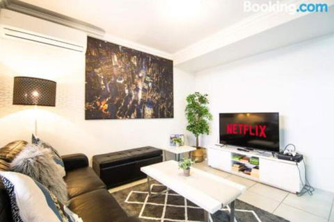 Deluxe Stays McMillan Holiday Apartments With Complimentary Parking & Netflix - Accommodation NT 2