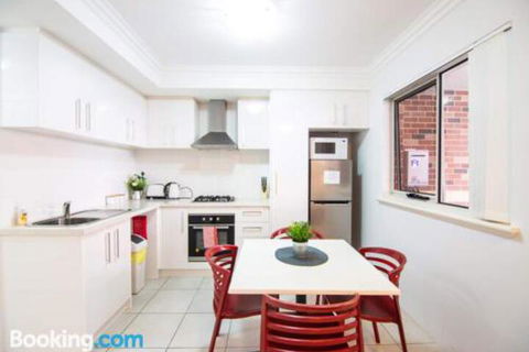 Deluxe Stays McMillan Holiday Apartments With Complimentary Parking & Netflix - Accommodation NT 5