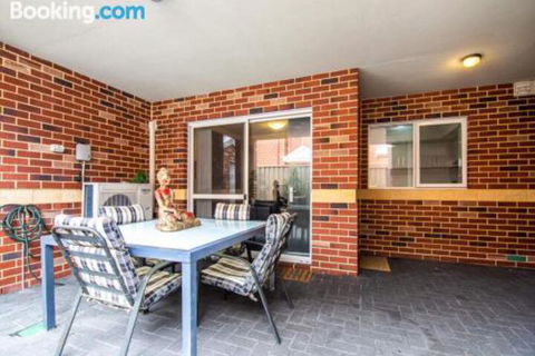 Deluxe Stays McMillan Holiday Apartments With Complimentary Parking & Netflix - Accommodation NT 6