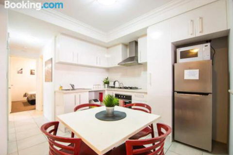 Deluxe Stays McMillan Holiday Apartments With Complimentary Parking & Netflix - Accommodation NT 3