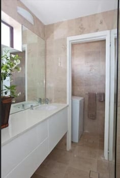 Waterfront On Manly Harbour - Accommodation NT 3