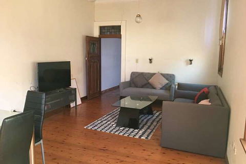 Spacious 3 Bedroom Terrace In Newtown - NT Tourism 2