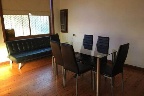 Spacious 3 Bedroom Terrace In Newtown - NT Tourism 1
