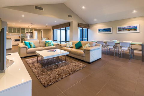Regency Beach Club - Accommodation NT 6