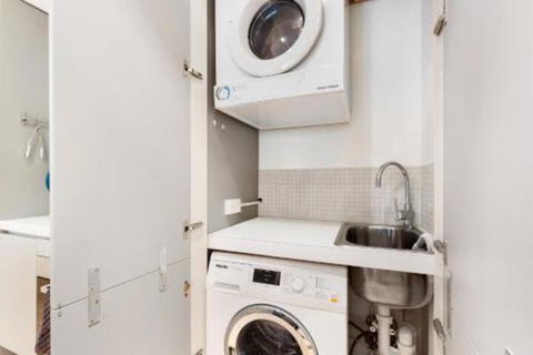 Surry Hills Modern Two Bedroom 13 CRN - NT Tourism 5