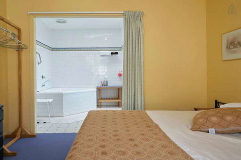 Cottages For Two - Accommodation NT 7