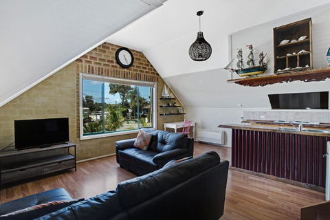 Salt Wood Cabin Style Retreat - NT Tourism 3