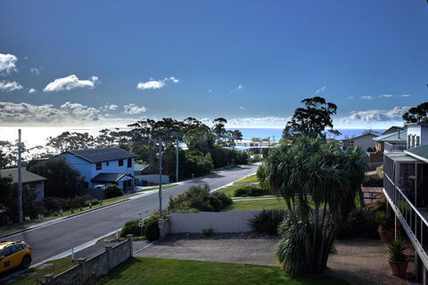 GRANITE BEACH HOUSE At Bay Of Fires - Accommodation NT 2