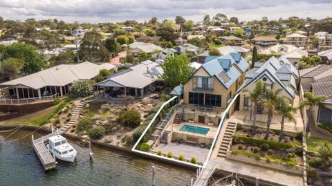 The Loft Waterfront With Private Pool - NT Tourism 4