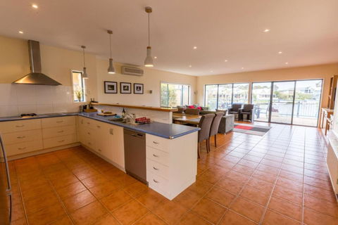 The Loft Waterfront With Private Pool - NT Tourism 3