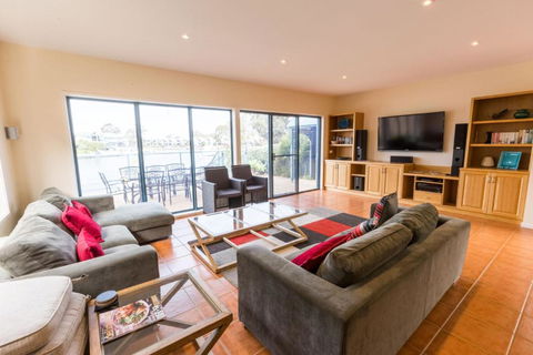 The Loft Waterfront With Private Pool - NT Tourism 7