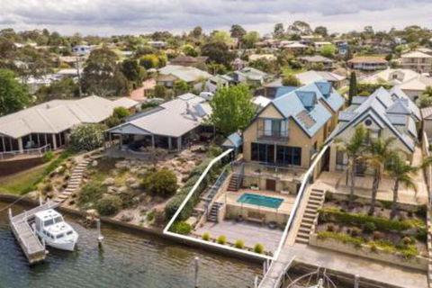 The Loft Waterfront With Private Pool - NT Tourism 0