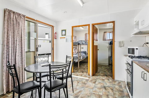 Rocks Retreat Cabin Seal - Accommodation NT 5