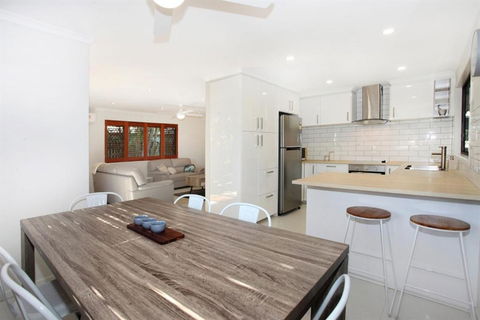 FABULOUS HOLIDAY HIDEAWAY COOLUM BEACH - Accommodation NT 6