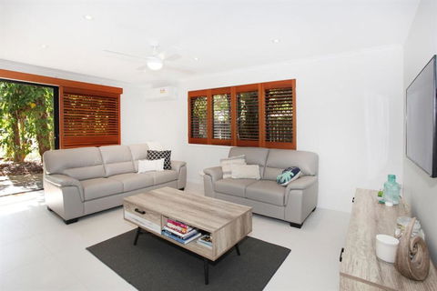 FABULOUS HOLIDAY HIDEAWAY COOLUM BEACH - Accommodation NT 2