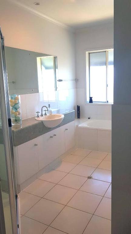 Island Waterfront Getaway WiFi - NT Tourism 4