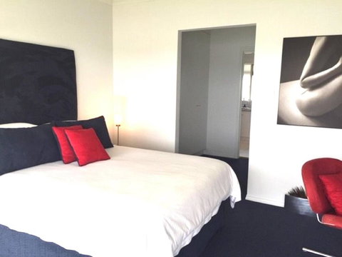 Island Waterfront Getaway WiFi - NT Tourism 3