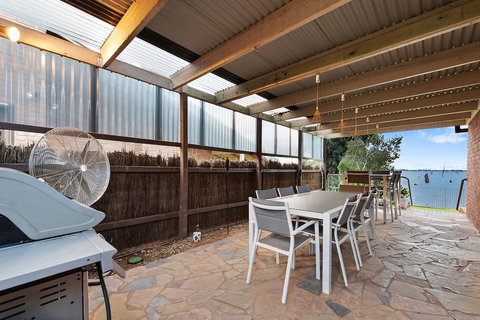 Lakeside Landing - Waterfront - Accommodation NT 6