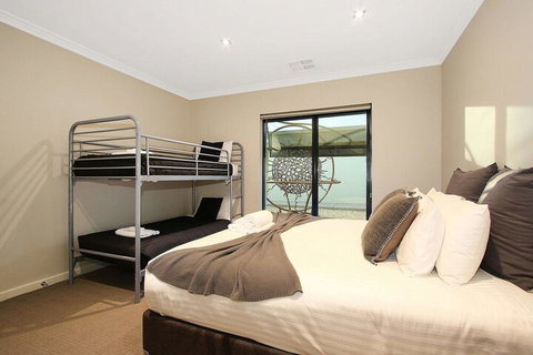 Lang Street Luxury Retreat Mulwala - Accommodation NT 6