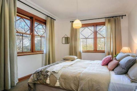 Treetops Elegant Inviting Designer Cedar Home - Accommodation NT 2