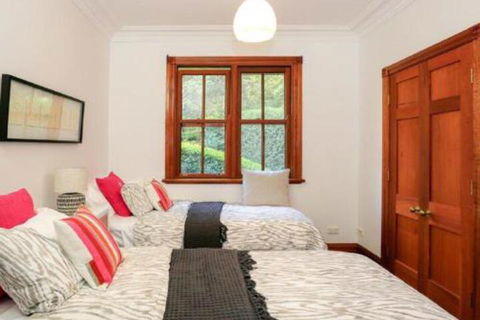 Treetops Elegant Inviting Designer Cedar Home - Accommodation NT 3